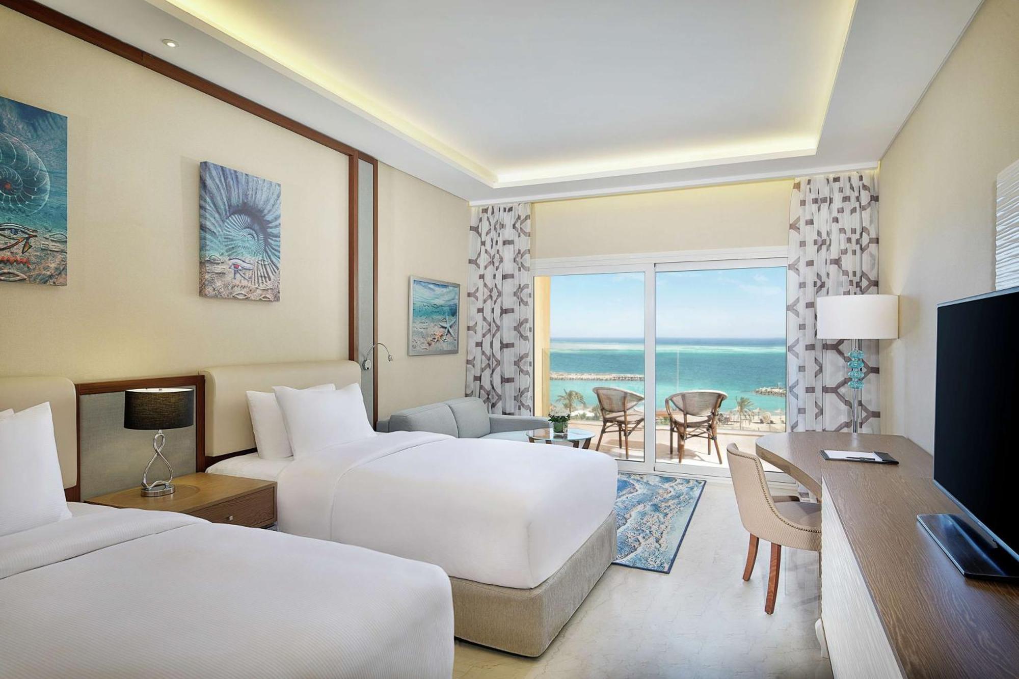 Quarto Superior com Duas Camas de Solteiro, Varanda e Vista do Mar